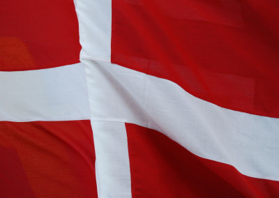 1280px-Danmarks_flag_Dannebrog.jpg